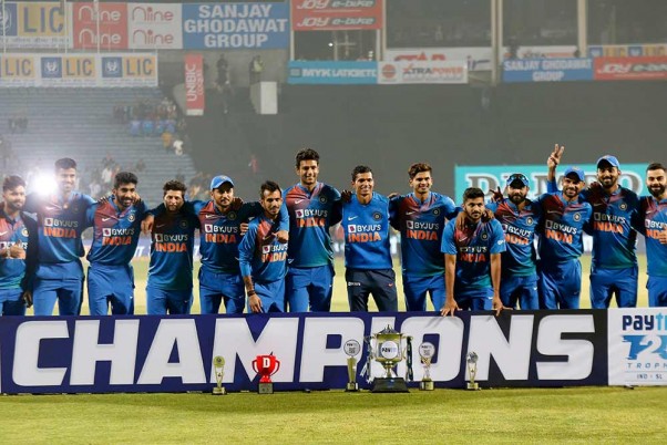 पुणे में श्रीलंका के खिलाफ टी20 अंतरराष्ट्रीय क्रिकेट श्रृंखला जीतने के बाद मीडिया के लिए पोज देती भारतीय क्रिकेट टीम