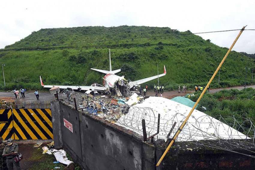 फिलीपींस में 92 लोगो को ले जा रहा है सेना का विमान क्रैश, 17 की मौत