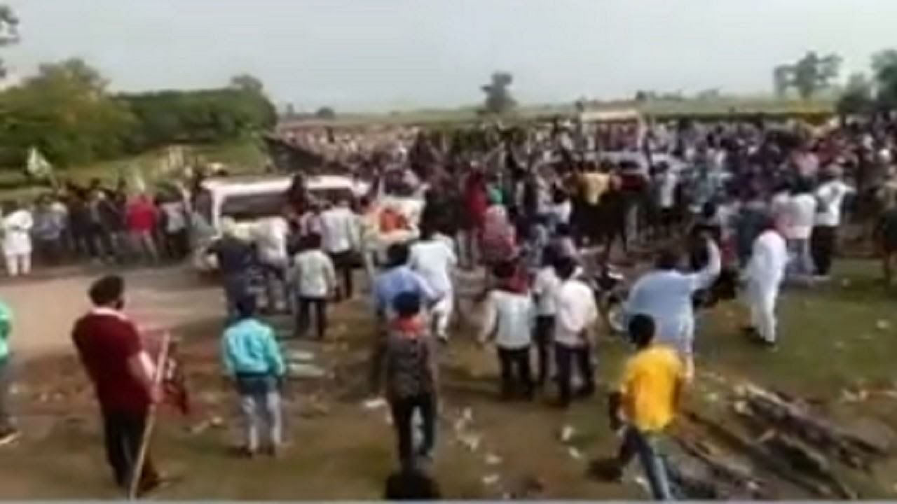 लखीमपुर खीरी हिंसा: किसानों पर गाड़ी चढ़ाने का नया वीडियो आया सामने, लोगों को कुचलकर निकल गई जीप, आप और कांग्रेस ने किया शेयर
