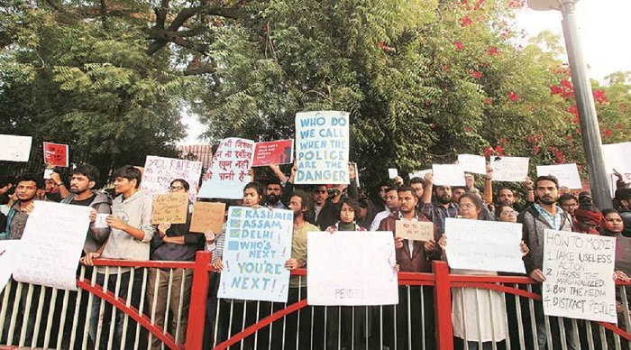 गुजरात की यूनिवर्सिटी पर छात्रों को ‘धमकाने’ का आरोप, बोला लिख कर दो नहीं करेंगे प्रदर्शन