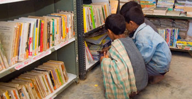 किताबों के साथ गुजरे बचपन से जवानी में बढ़ती है आमदनी: स्टडी