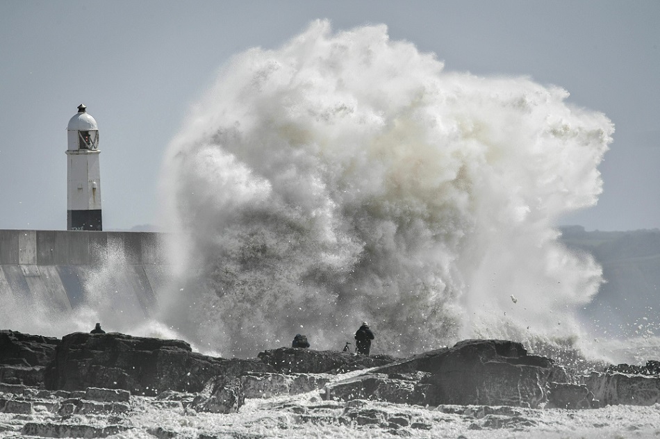 वेल्स के पोर्थकॉवेल में तट को नुकसान पहुंचाती विशाल तूफानी लहरें