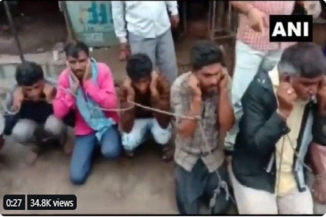 वीडियो: मध्य प्रदेश में गौ तस्करी कर रहे 25 लोगों को रस्सी से बांधा, लगवाए 'गौ माता की जय' के नारे