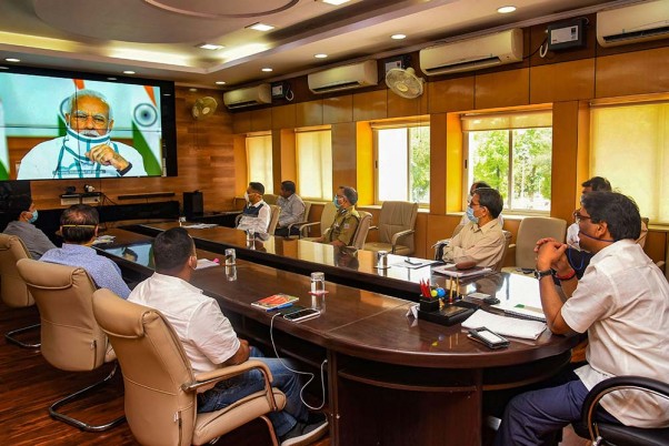 कोविड-19 की तैयारियों पर वीडियो कॉन्फ्रेंस के जरिए मुख्यमंत्रियों के साथ चर्चा करते प्रधानमंत्री नरेंद्र मोदी