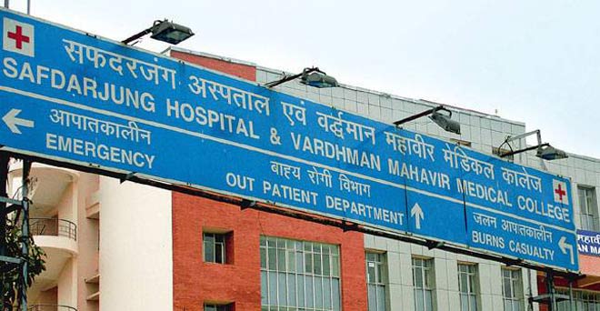दिल्ली के सफदरजंग अस्पताल की बड़ी लापरवाही, जीवित नवजात को बताया मृत