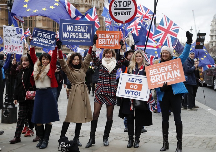ब्रेग्जिट डील को लेकर ब्रिटेन की संसद के बाहर विरोध करते प्रदर्शनकारी