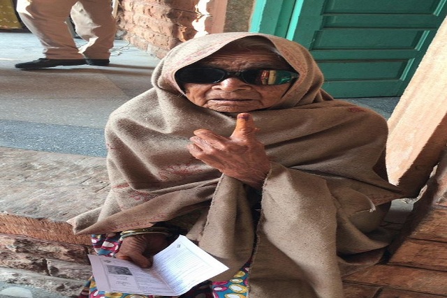 जोधपुर के सरदारपुरा विधानसभा क्षेत्र में 80 साल की बुजुर्ग महिला ने किया मतदान
