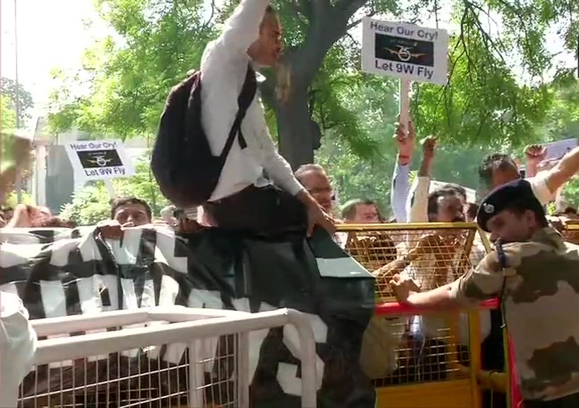 दिल्ली  के सफदरजंग हवाई अड्डे के बाहर विरोध प्रदर्शन करते जेट एयरवेज के कर्मचारी