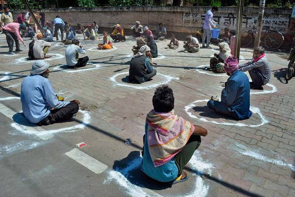 राष्ट्रव्यापी बंद के दौरान पटियाला में गरीबों को भोजन वितरित करते स्वयंसेवक