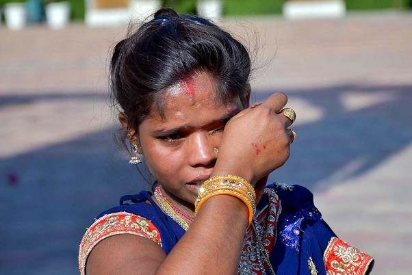 लॉकडाउन के दौरान बिहार में अपने मूल स्थान पर जाने के लिए अमृतसर रेलवे स्टेशन पर बस में सवार होने से पहले भावुक हुई एक प्रवासी महिला