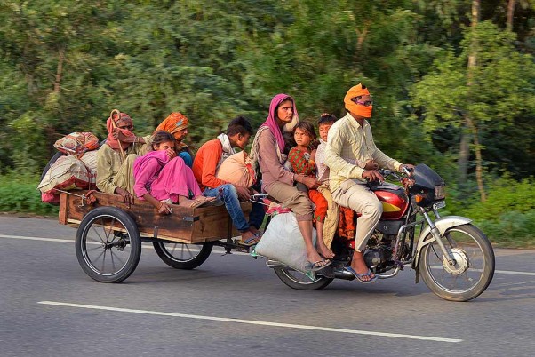 लॉकडाउन के दौरान राजस्थान में अपने मूल स्थान तक पहुंचने के लिए करनाल जिले से मोटर गाड़ी में जाता एक प्रवासी परिवार