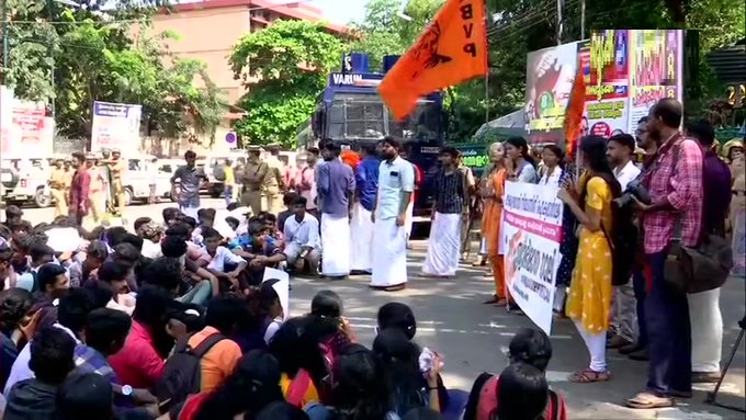 केरल के त्रिवेंद्रम में नागरिकता संशोधन अधिनियम और नागरिकों के राष्ट्रीय रजिस्टर के समर्थन में रैली करते एबीवीपी के सदस्य