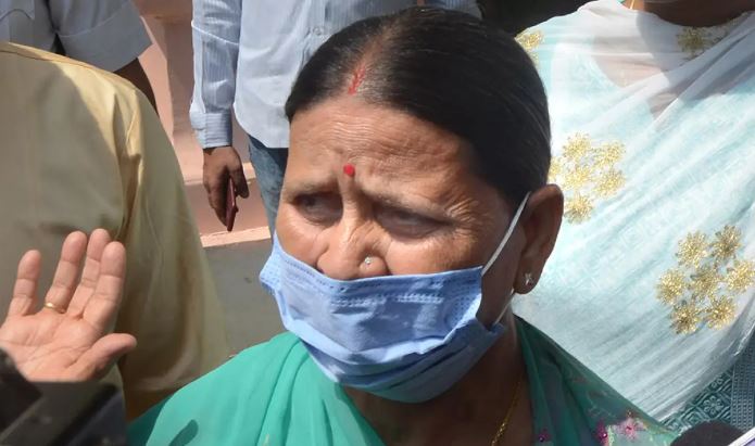 नौकरी के बदले जमीन घोटाला मामला : सीबीआई दल ने राबड़ी देवी से की पूछताछ