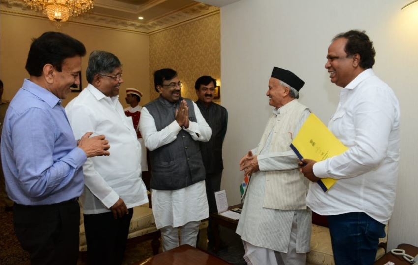 महाराष्ट्र के राज्यपाल भगत सिंह कोश्यारी से मुलाकात करते भाजपा प्रदेश अध्यक्ष चंद्रकांत पाटिल की अगुवाई में पार्टी नेता