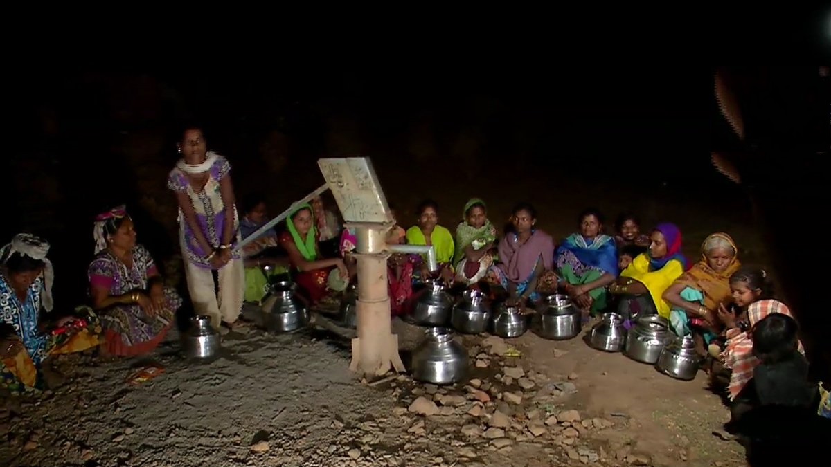 गुजरात के वलसाड में धरमपुर तहसील के कोरवाड़ गांव में पानी की किल्लत से जूझती महिलाएं, रात में लाइन लगाकर हैंडपंप से भरती हैं पानी