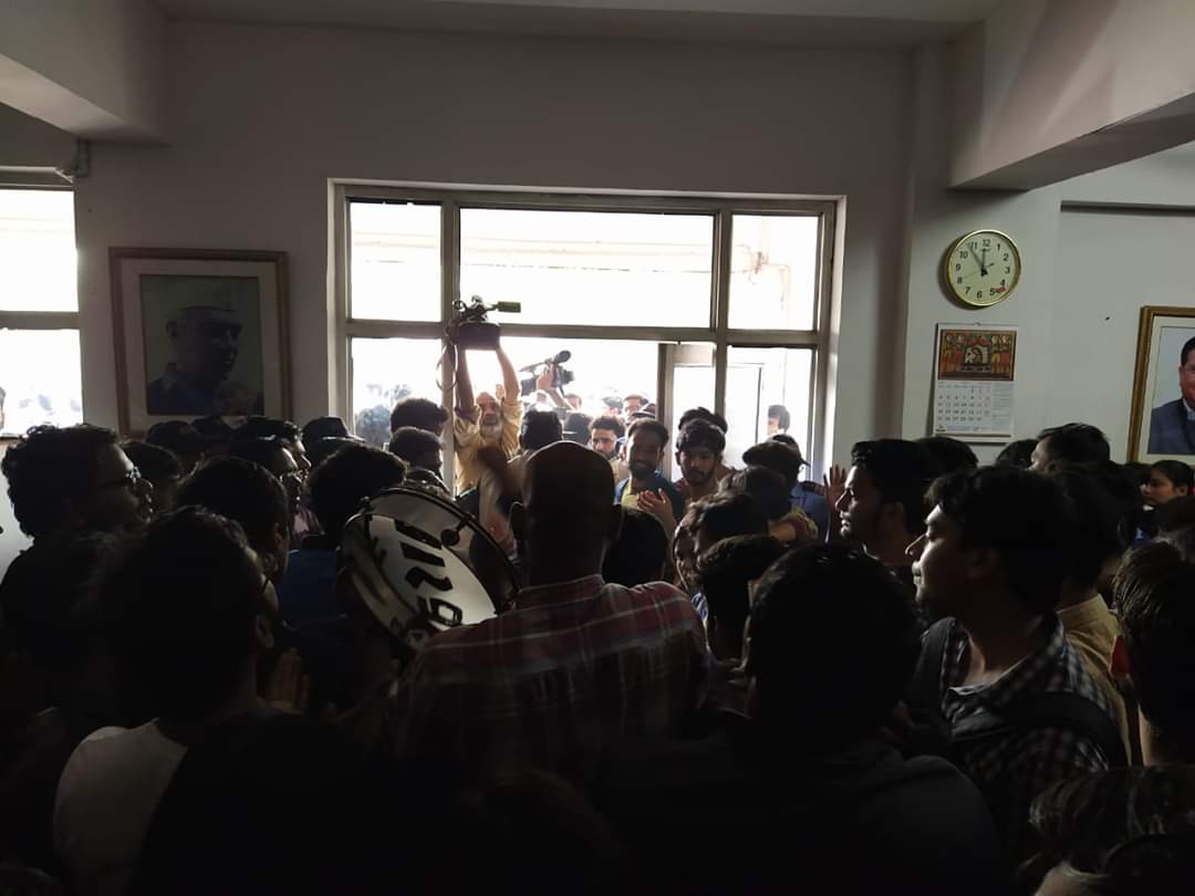 फीस वृद्धि के खिलाफ जेएनयू में प्रदर्शन जारी, प्रशासनिक भवन में घुसे छात्र