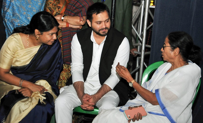 पश्चिम बंगाल की मुख्यमंत्री ममता बनर्जी धरने पर, डीएमके सांसद कनिमोझी और राजद नेता तेजस्वी यादव ने की मुलाकात