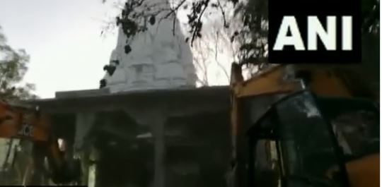 वीडियो: इंदौर के मंदिर पर चला बुलडोजर, रामनवमी पर बावड़ी में गिरने से हुई थी 36 की मौत