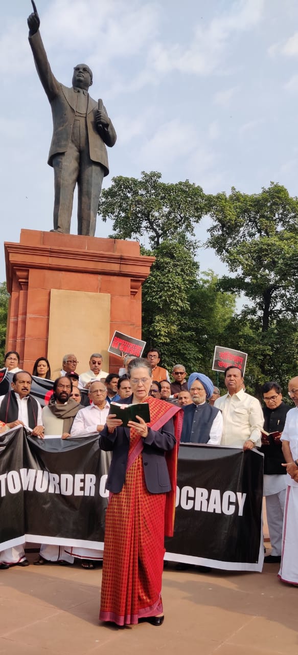 संसद परिसर में भीमराव आंबेडकर की प्रतिमा के सामने संविधान की प्रति पढ़तीं कांग्रेस प्रमुख सोनिया गांधी