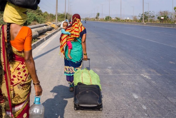 कोरोना वायरस के चलते 21 दिन के देशव्यापी बंद के दौरान मुंबई में मुंबई-पुणे राजमार्ग से अपने गांवों की ओर बढ़ते प्रवासी मजदूर