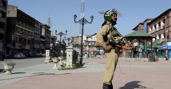 गोलीबारी में दो युवाओं की मौत के बाद कश्मीर में हड़ताल