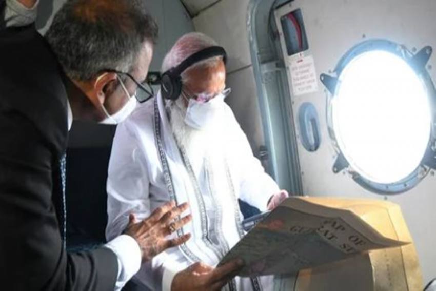 चक्रवात तौकते: पीएम मोदी ने गुजरात का किया हवाई दौरा, 1,000 करोड़ की सहायता का ऐलान-मृत व्यक्ति के परिजनों को दो-दो लाख