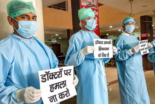विभिन्न स्थानों पर मेडिकल टीम पर हुए हमले को लेकर प्रयागराज में हाथ में तख्तियां लेकर विरोध जताते डॉक्टर