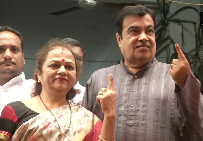 नागपुर में वोट डालने के बाद केंद्रीय मंत्री नितिन गडकरी और पत्नी कंचन