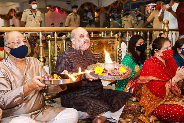 अहमदाबाद में रथ यात्रा उत्सव के दौरान जगन्नाथ मंदिर पहुंचे गृह मंत्री अमित शाह