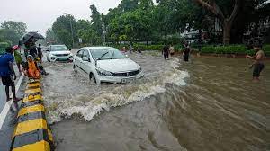 दिल्ली में भारी बारिश के कारण शहर के कुछ हिस्सों में जलभराव और यातायात जाम, लगातार घट रहा है यमुना का जलस्तर