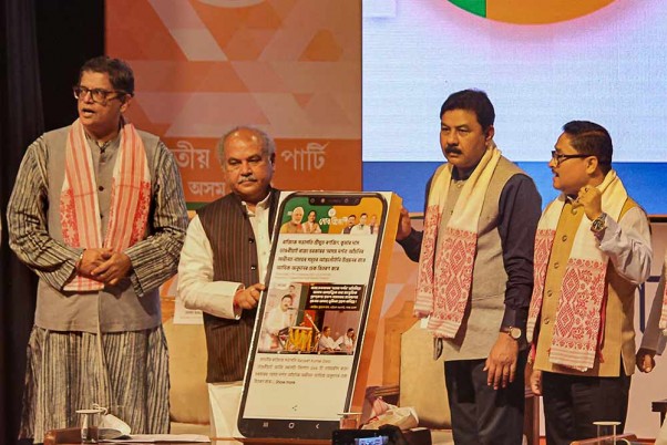 केंद्रीय कृषि मंत्री नरेंद्र सिंह तोमर ने गुवाहाटी में एक पार्ट बैठक के दौरान लॉन्च किया 'माई बीजेपी' मोबाइल एप