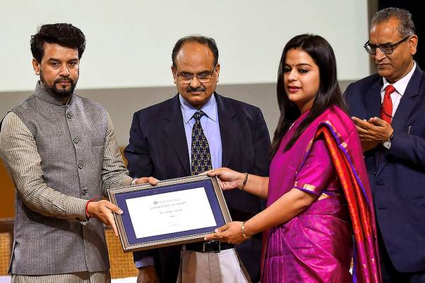 राजधानी दिल्ली में एसीसी एक्सपोर्ट की उपायुक्त अंकिता पंडोह को मेरिट का प्रमाण पत्र प्रदान करते वित्त और कॉर्पोरेट मामलों के राज्य मंत्री अनुराग सिंह ठाकुर