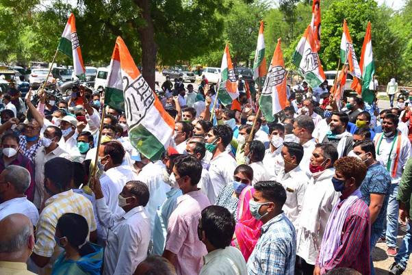 राजस्थान में कांग्रेस का धरना-प्रदर्शन, सभी जिला मुख्यालयों पर प्रदर्शन करते कार्यकर्ता