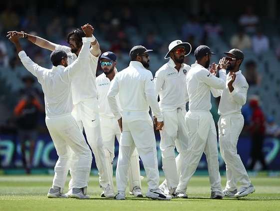 एडिलेड टेस्ट में ऐतिहासिक जीत की खुशी मनाती भारतीय टीम