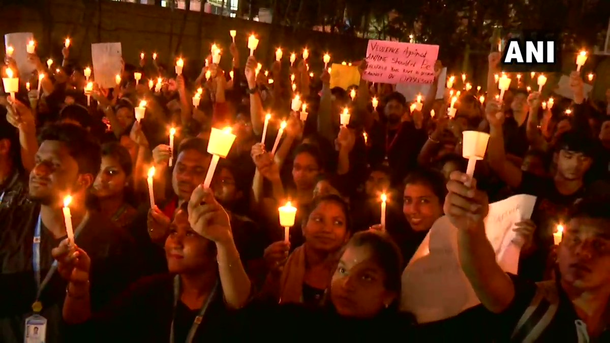 जेएनयू हिंसा के विरोध में छात्रों ने बेंगलुरु में कैंडल मार्च निकाला