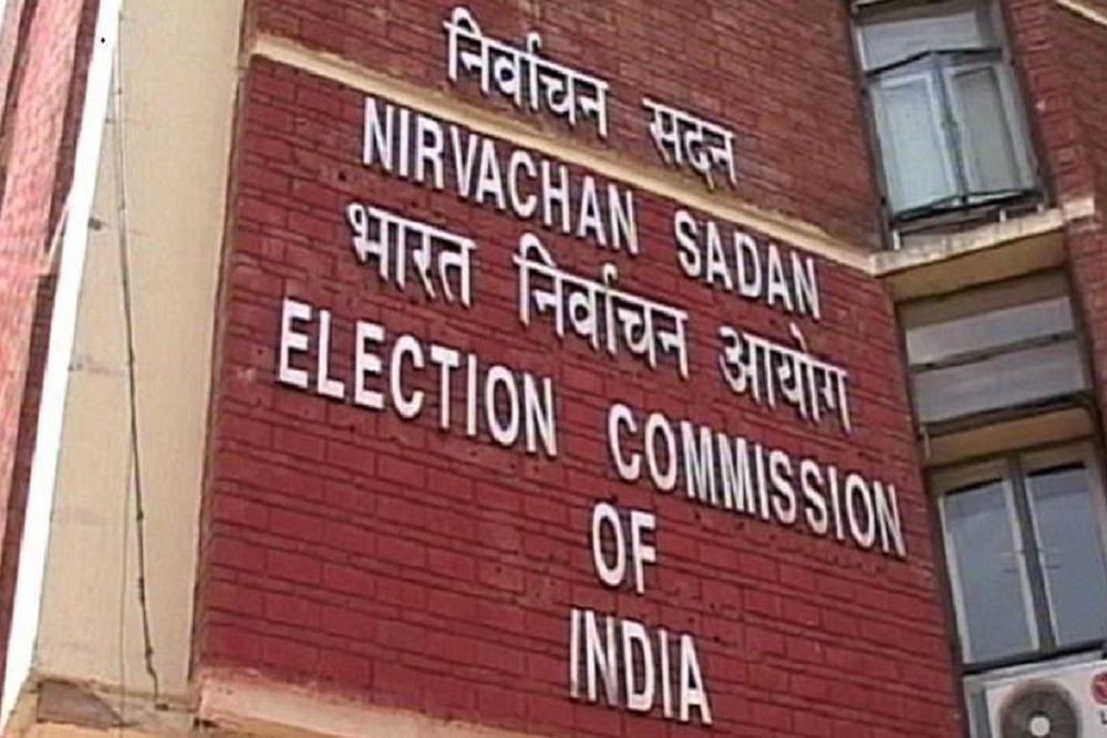 इस बार शुरू में नरम रहा चुनाव आयोग लेकिन धीरे-धीरे आया फॉर्म में