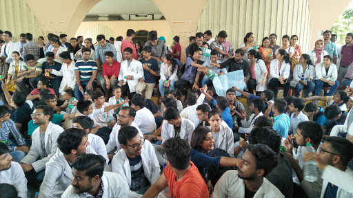 एनएमसी को डॉक्टरों ने बताया स्वास्थ्‍य और छात्र विरोधी, मांग पूरी होने तक जारी रखेंगे हड़ताल