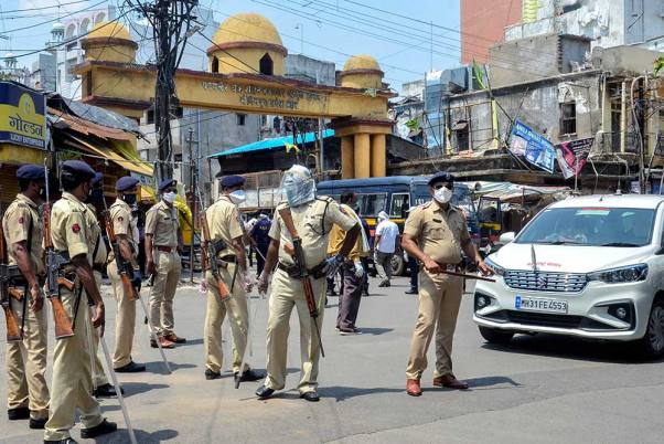 लॉकडाउन के पांचवें चरण के दौरान नागपुर के हॉटस्पॉट क्षेत्र में गश्त लगाते सुरक्षाकर्मी