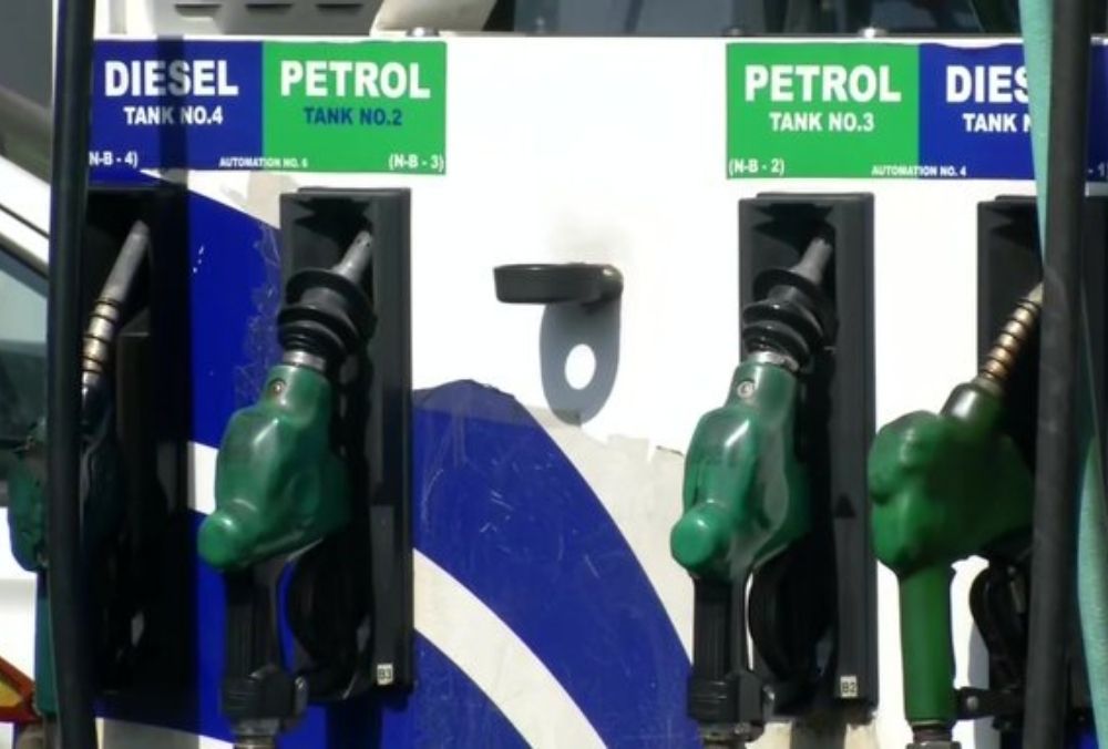 महंगाई की मार: आज फिर बढ़े पेट्रोल-डीजल के दाम, जानें आपके शहर में क्या है कीमतें