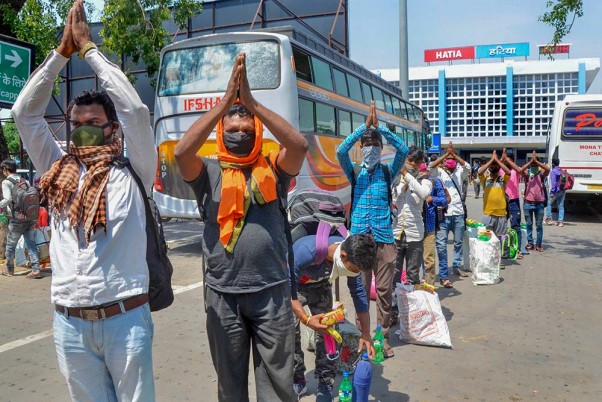 कानपुर से रांची के हटिया ‘स्पेशल श्रमिक’  ट्रेन से पहुंचे प्रवासी मजदूर राज्य सरकार के प्रति हाथ जोड़े हुए में