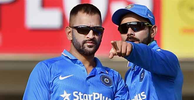 धोनी ने भारत की सीमित ओवरों की टीम की कप्तानी छोड़ी