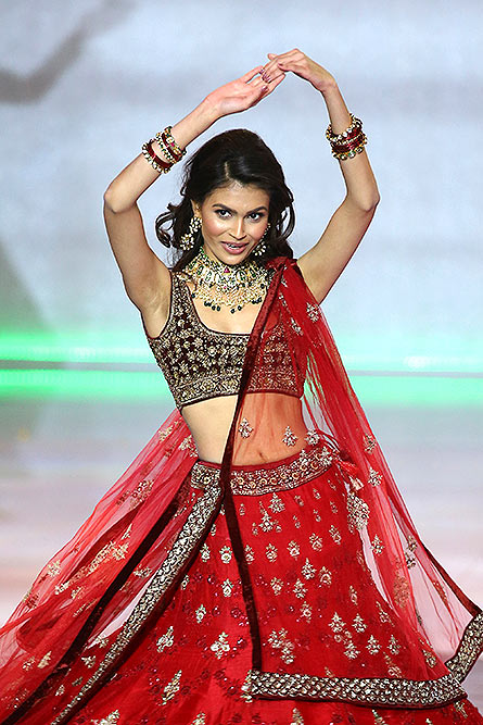 लंदन के एक्सेल सेंटर में 69 वीं वार्षिक मिस वर्ल्ड प्रतियोगिता में प्रदर्शन करती मिस इंडिया सुमन राव