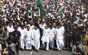 अपने लोकसभा क्षेत्र वायनाड में 'संविधान बचाओ' मार्च की अगुआई करते कांग्रेस नेता राहुल गांधी