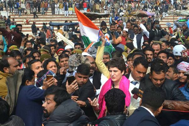 अपनी यूपी यात्रा के दौरान वाराणसी में राजघाट पर नागरिकता कानून का विरोध कर रहे लोगों और सामाजाकि कार्यकर्ताओं से मिलने पहुंची कांग्रेस महासचिव प्रियंका गांधी वाड्रा