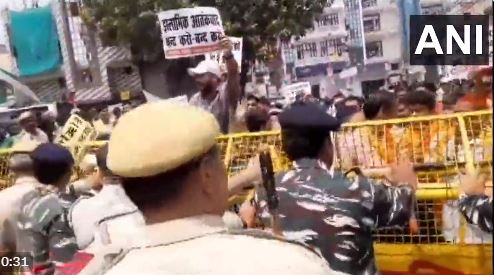हरियाणा हिंसा: दिल्ली में विहिप और बजरंग दल कार्यकर्ताओं का विरोध प्रदर्शन, यातायात प्रभावित