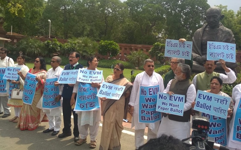 संसद परिसर में महात्मा गांधी की प्रतिमा के सामने ईवीएम का विरोध करते टीएमसी के सांसद