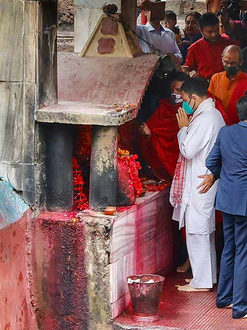 असम विधानसभा चुनाव से पहले गुवाहाटी स्थित कामाख्या मंदिर में प्रार्थना करते कांग्रेस नेता राहुल गांधी