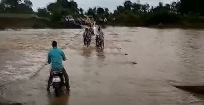 VIDEO: बारिश से कई राज्यों में बुरा हाल, जान जोखिम में डालकर नदी में डूबा पुल पार करते दिखे लोग
