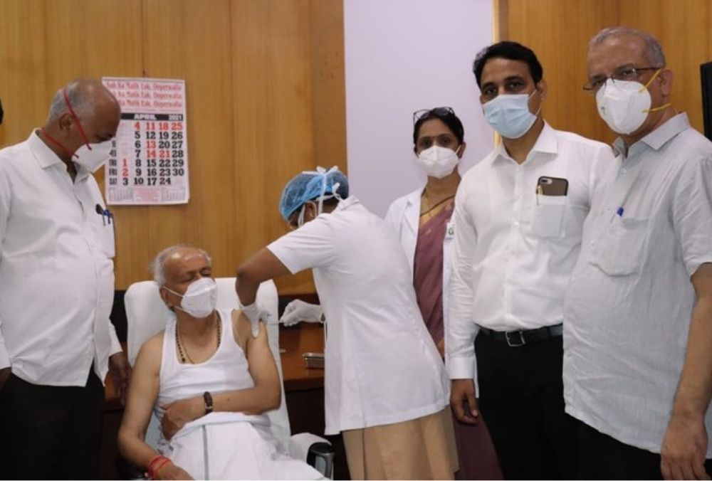 महाराष्ट्र के गवर्नर भगत सिंह कोश्यारी ने मुंबई के सर जेजे ग्रुप ऑफ़ हॉस्पिटल में लगवाई एंटी-कोविड ​​वैक्सीन की दूसरी डोज
