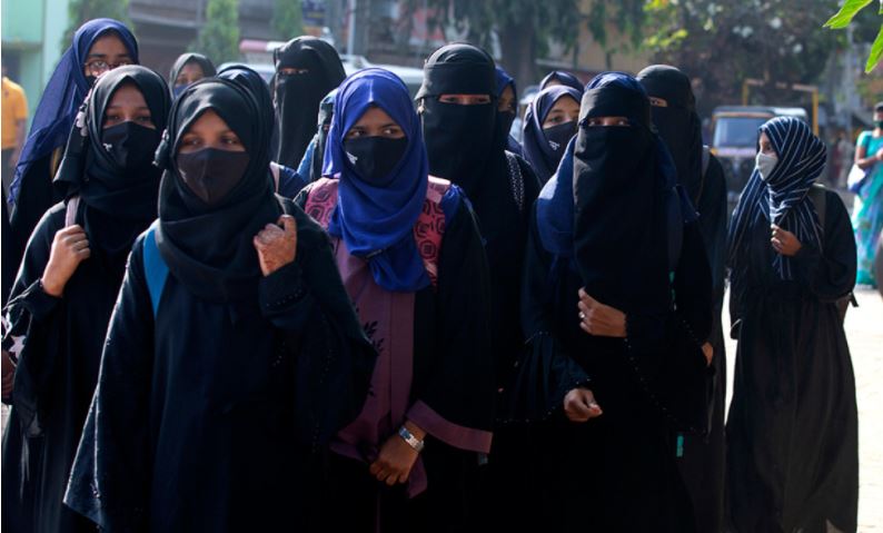 हिजाब विवाद: शैक्षणिक संस्थानों में हिजाब की इजाजत नहीं, कर्नाटक हाईकोर्ट में याचिका खारिज